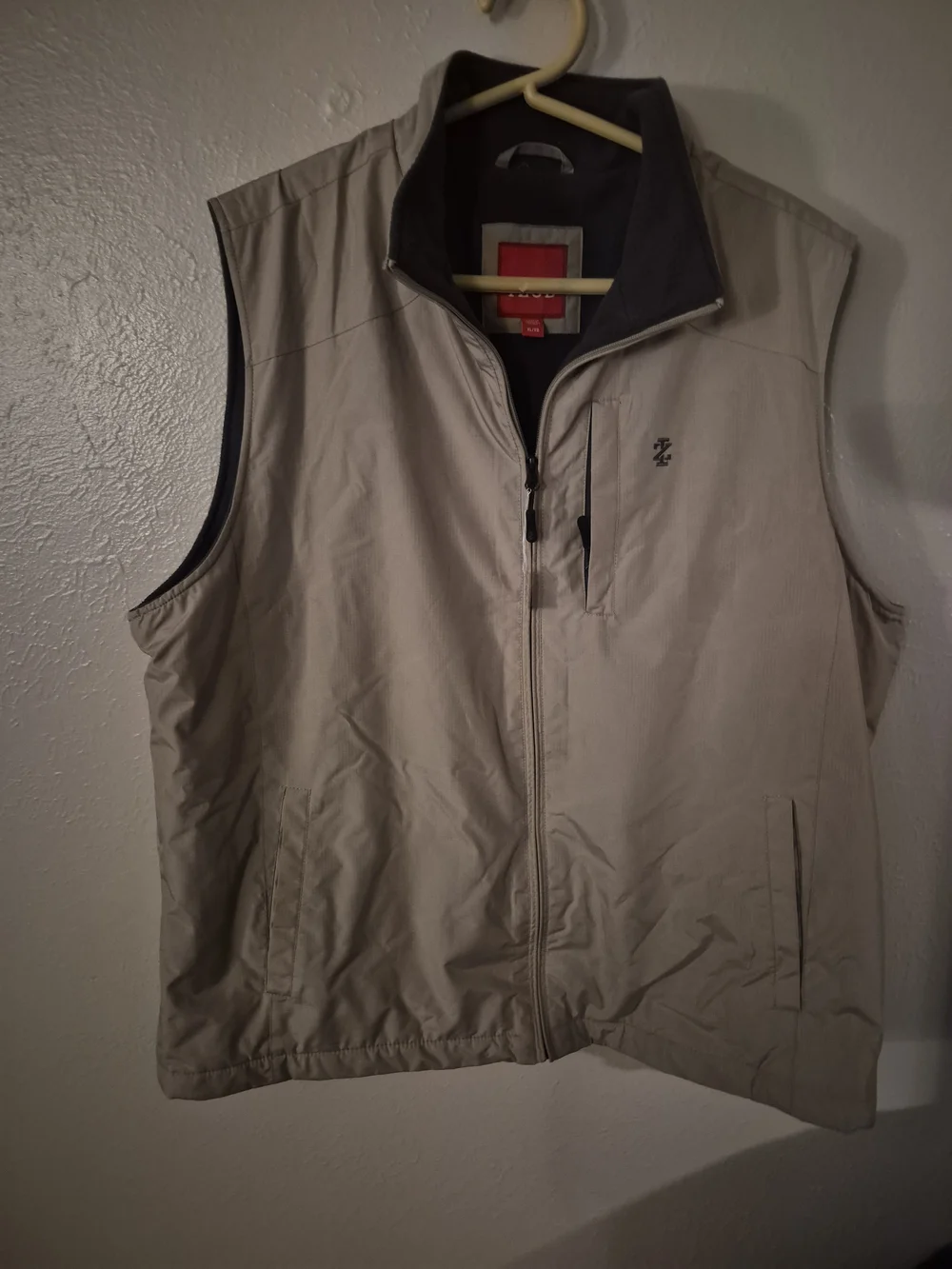 Izod Men's Light Beige Zip-Up Vest with Contrast Collar
